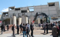 EĞİTİM KAMPÜSÜ - Şehirde Sorun Haline Gelen Binanın Yıkımı Törenle Yapıldı