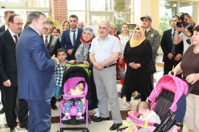 Bakan Eroğlu'ndan Aday Memurlara, 'Erken Evlenin, 5 Çocuk Yapın' Çağrısı