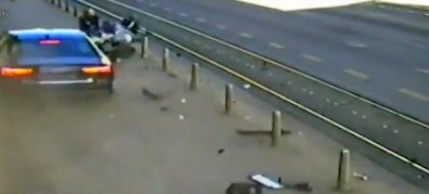 Kaldırıma Çıkan Otomobil Bebek Arabasını...