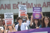 İSTANBUL TABİP ODASI - Balkondan Düşerek Ağır Yaralanan Hemşire İçin Hastane Önünde Eylem
