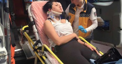 Bariyerlere çarpan kadın sürücü yaralandı