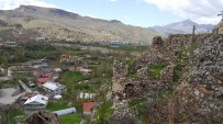MEHMET KANAR - Çukurca'nın Tarihi Evleri Restore Edilmeyi Bekliyor