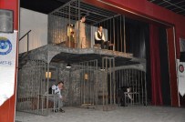 İLYAS ARSLAN - 'Yaslıada' Adlı Tiyatro Oyunu İzleyiciler Tarafından Tam Not Aldı