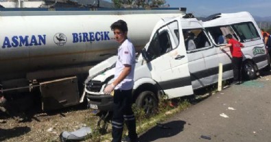 Osmaniye'de yolcu minibüsü tankere çarptı: 3 ölü, 11 yaralı