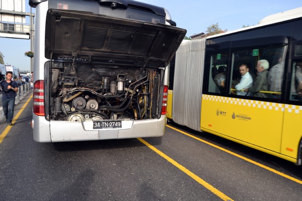 Metrobüsten panikle atlayan yolcuya başka bir metrobüs çarptı