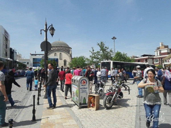 Belediye otobüsü meydana daldı.. Yaralılar var!