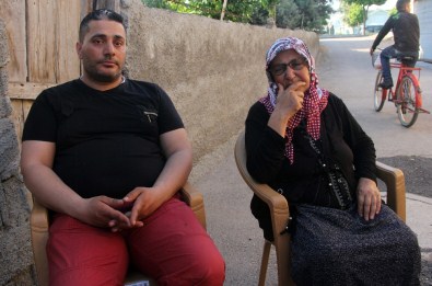 Babasını Bulmak İçin İsveç'ten Adana'ya Geldi