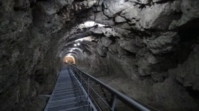 Dracula'nın Esir Tutulduğu Kaledeki Gizli Geçitte Yerin 80 Metre Altına İnildi