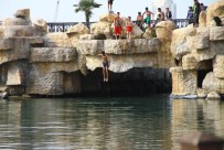 SAHİL YOLU - Iraklı Gençler Serinlemek İçin Denize Girdi