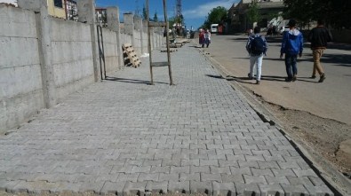 Kahta İlçe Belediyesinin Kaldırım Çalışmaları Devam Ediyor