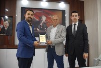 KARAMANOĞLU MEHMETBEY ÜNIVERSITESI - KMÜ'lü Öğrencilerden Başkan Çalışkan'a Plaket