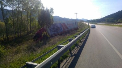 Yoldan Çıkan Tır Yan Yattı