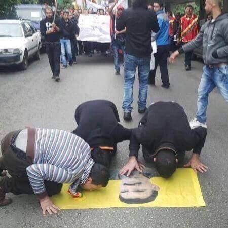 Kobani'de PYD'liler Apo bayrağını öptü