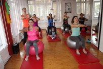 Bebeğiyle Birlikte Pilates Eğitimi Veriyor