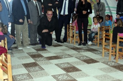 İrlandalı Ünlü Rock Sanatçısı Bono, Mülteci Çocuklarla Buluştu