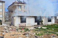 İŞ MAKİNASI - Kullanılmayan Evde Çıkan Yangın Korkuttu