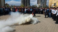 SÖNDÜRME TÜPÜ - Öğrenciler Yangın Söndürme Tatbikatını İlgiyle İzledi
