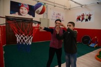 FARKINDALIK GÜNÜ - Otizmli Çocuklara Birebir Spor Eğitimi Veriliyor