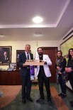 KOMEDYEN - Ünlü Ressam Yuva, Başkan Karalar'ı Ziyaret Etti