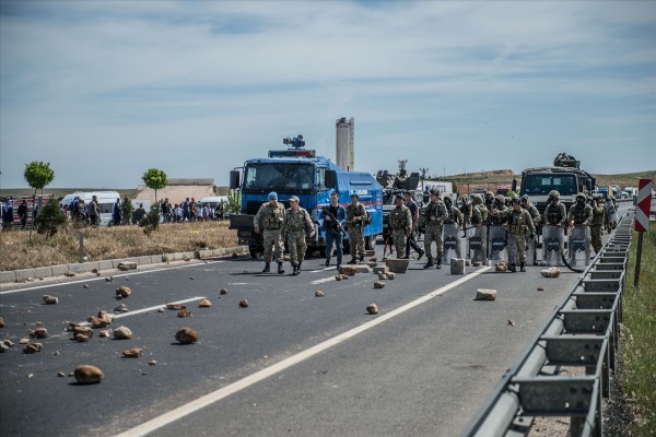 Elektrik sayacı taktırmak istemeyen çiftçiler yolu kapattı