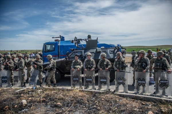 Elektrik sayacı taktırmak istemeyen çiftçiler yolu kapattı