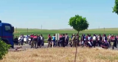 Elektrik sayacı taktırmak istemeyen çiftçiler yolu kapattı