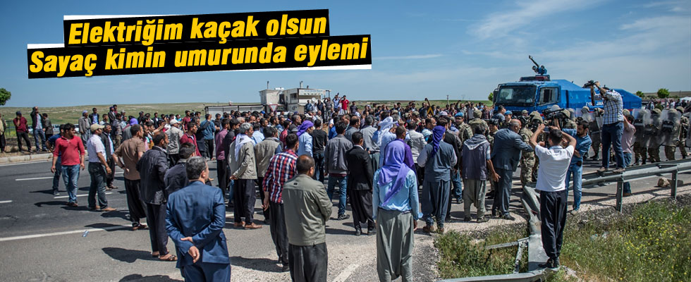 Elektrik sayacı taktırmak istemeyen çiftçiler yolu kapattı