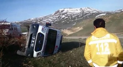 Erzurum'a Hasta Getiren Ambulans Yan Yattı