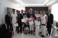 İSKENDER YÖNDEN - Kaymakam Yönden, Okçuları Ödüllendirdi