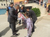 Polisten 1453 Türk Ve Suriyeli Öğrenciye Yardım