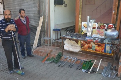Yasak Yüzünden Baba Mesleğini Bırakıp Tostçu Oldu