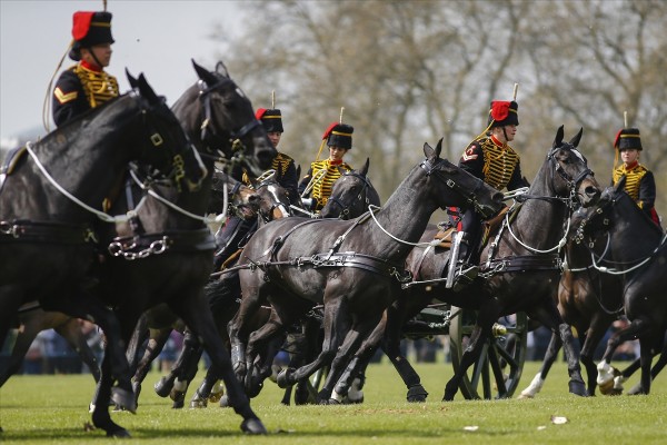 Birleşik Krallık, Kraliçe II. Elizabeth'in 90. yaş gününü kutluyor