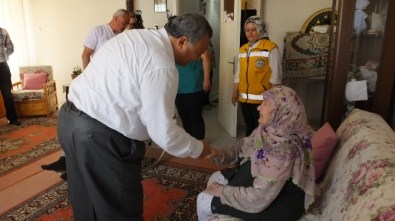 Burhaniye'de Belediyenin Evde Bakım Hizmeti İlgi Gördü