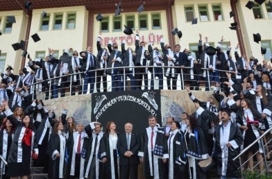 Turizm Fakültesi Öğrencileri Mezuniyet Cübbelerini Giydi