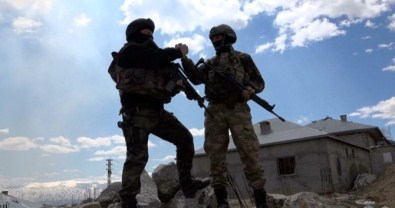 Yüksekova'da Asker-Polis El Ele