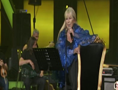 Zerrin Özer ayağa kalktı