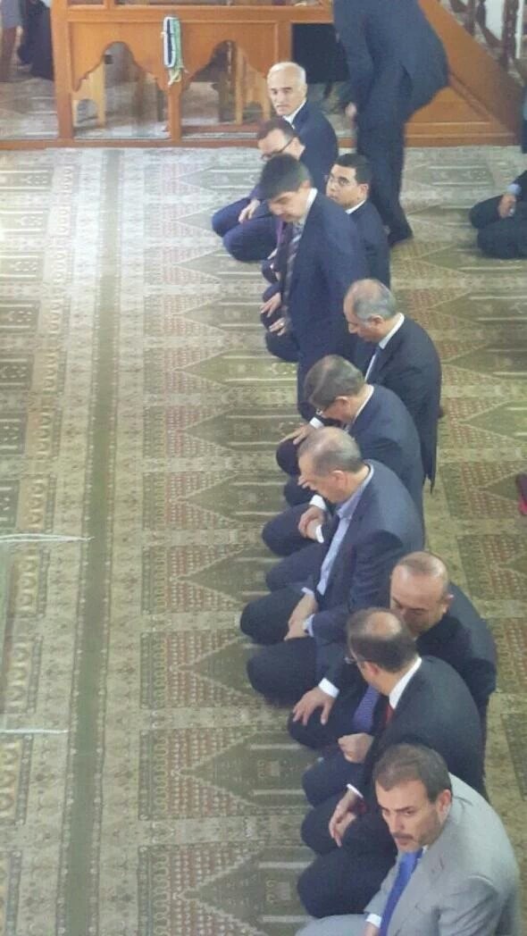 Aynı safta namaz kıldılar