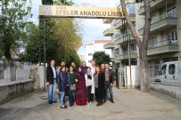 24 Yıl Sonra Lise Sıralarında Bir Araya Geldiler