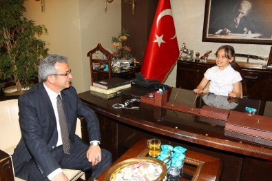 Başkan Köşker, Koltuğu Çocuklara Devretti