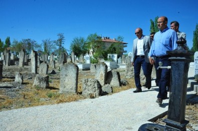 Çalışkan, Kazalpa Mezarlığındaki Çalışmaları Yerinde İnceledi
