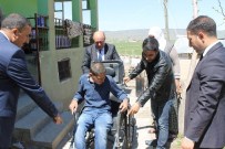 Engelli Çocuğa Tekerlekli Sandalye