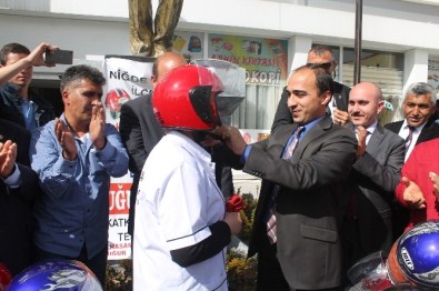 Motosiklet Tamircisi Ücretsiz Kask Dağıttı