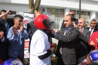 Motosiklet Tamircisi Ücretsiz Kask Dağıttı