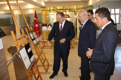 Sivas'ta 'Çizgilerle 40 Hadis' Adlı Sergi Açıldı