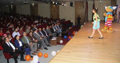 Van'da Anlamlı Pandomim Gösterisi