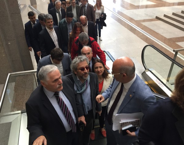 CHP ve HDP'li vekiller kol kola