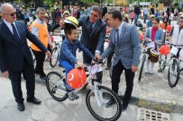 HALIL ÇOMAKTEKIN - Amasyalı Çocuklar Çifte Bayram Yaptı