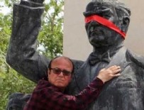 Anlamsız protesto: Atatürk heykelinin gözünü bağladı