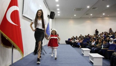 Bu Da Öğrenci Defilesi