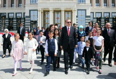 Cumhurbaşkanı Minik Konuklarına Külliye'yi Gezdirdi